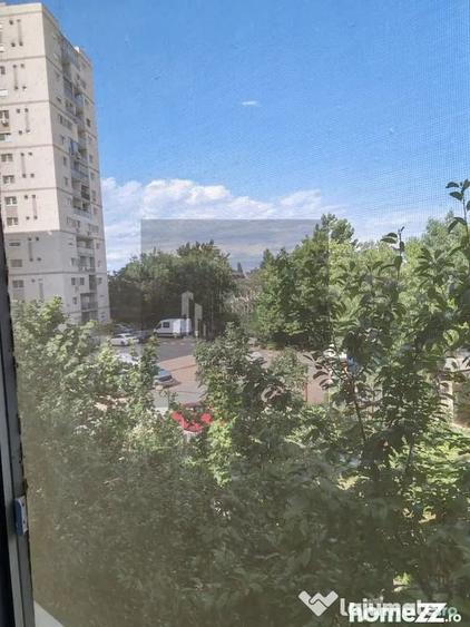 Apartament cu 3 camere decomandat în Titan