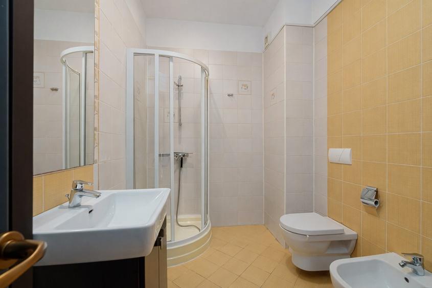Apartament cu 4 camere semidecomandat, mobilat în Pipera