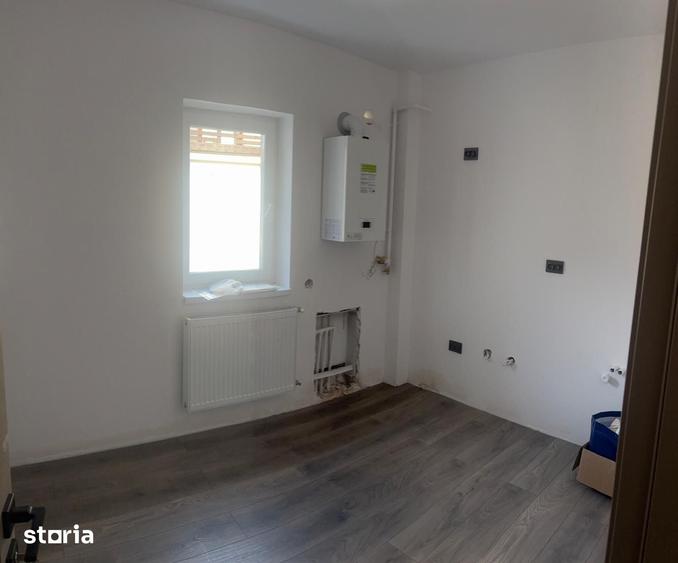 Apartament cu 3 camere decomandat în Tractorul