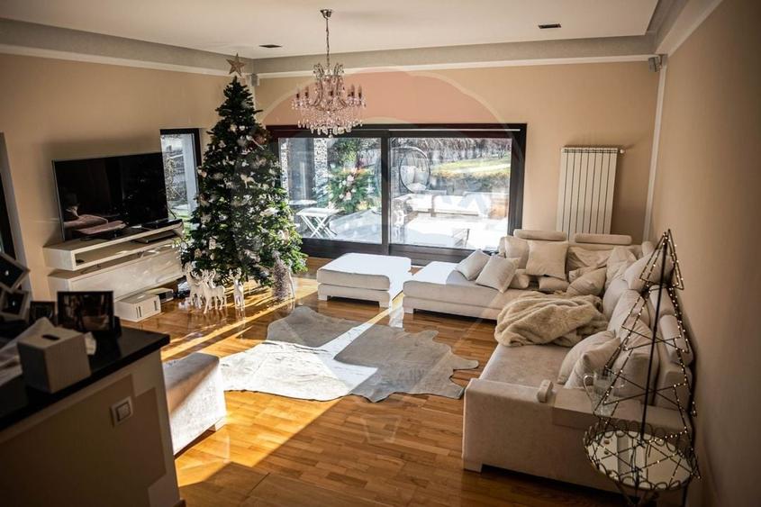Casă individuală cu 6 camere cu Teren 2000 Mp în Șcheia