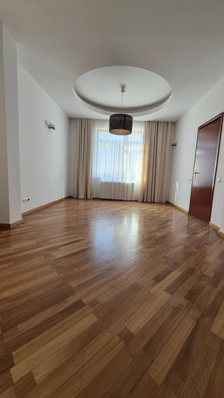 Casă individuală cu 6 camere cu Canalizare în Nord