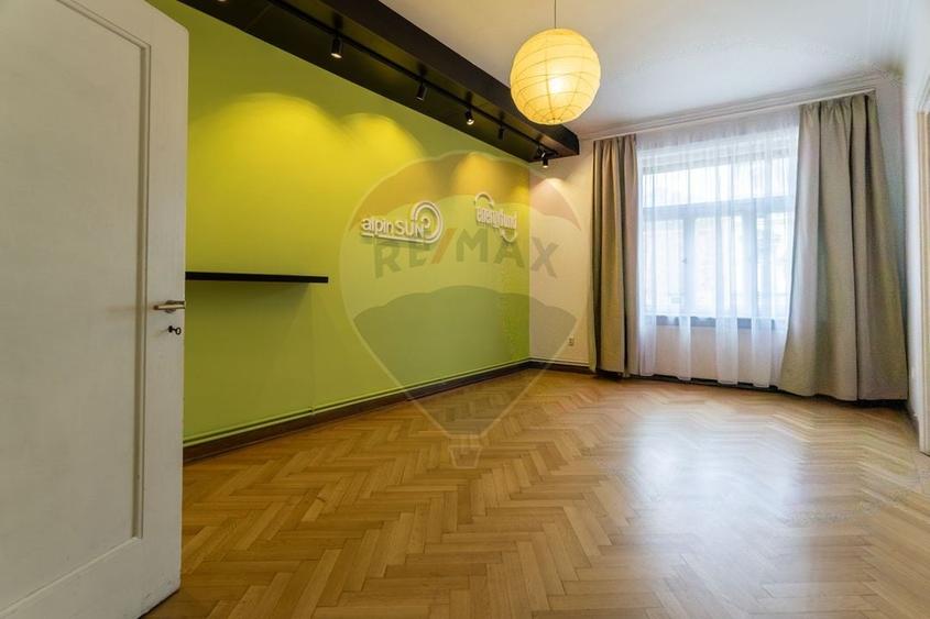 Apartament cu 4 camere circular în Centrul Istoric