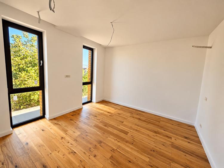 Casă cu 5 camere cu Garaj în Tunari