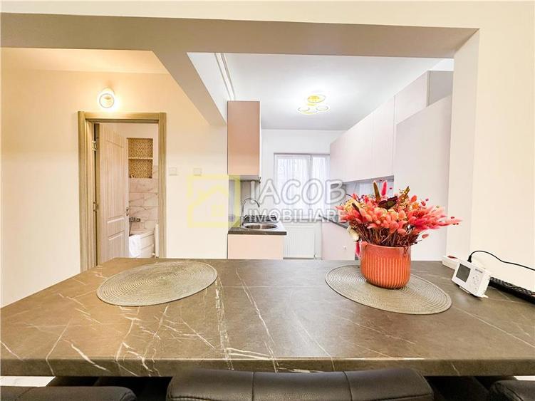 Apartament cu 3 camere semidecomandat în 9 Mai