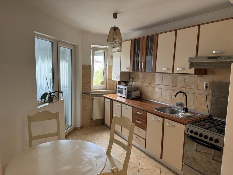 Apartament cu 3 camere semidecomandat în Exterior Vest