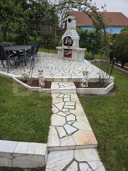 Casă individuală cu 5 camere cu Canalizare în Corunca