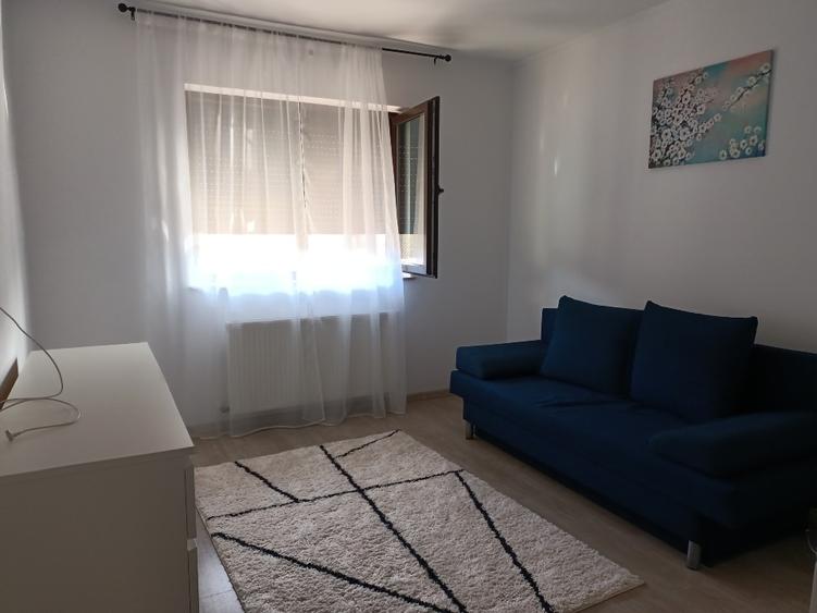 Apartament cu 3 camere semidecomandat în Fundeni