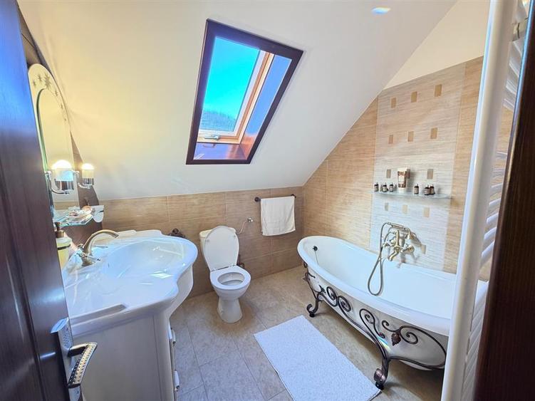 Casă cu 8 camere cu Teren 1280 Mp în Valea Doftanei
