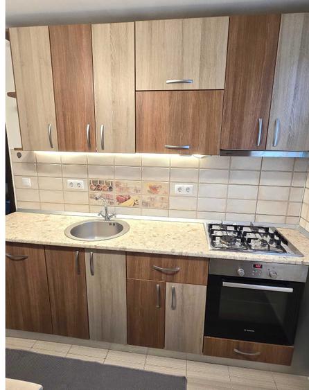 Apartament cu 4 camere semidecomandat, mobilat în Exterior Vest