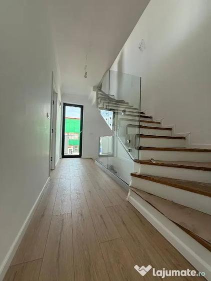 Casă cu 5 camere cu Teren 60 Mp în Pipera