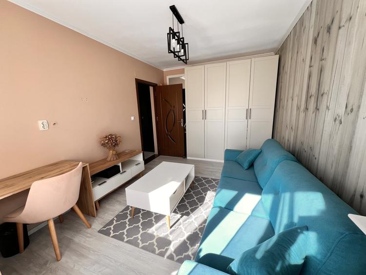 Apartament cu 3 camere semidecomandat, mobilat în Dâmbovița