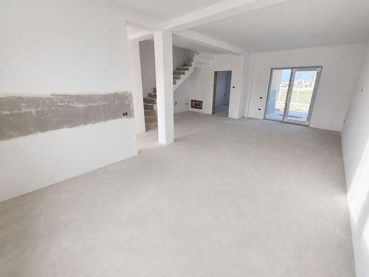 Duplex cu 4 camere cu Canalizare în Moșnița Nouă