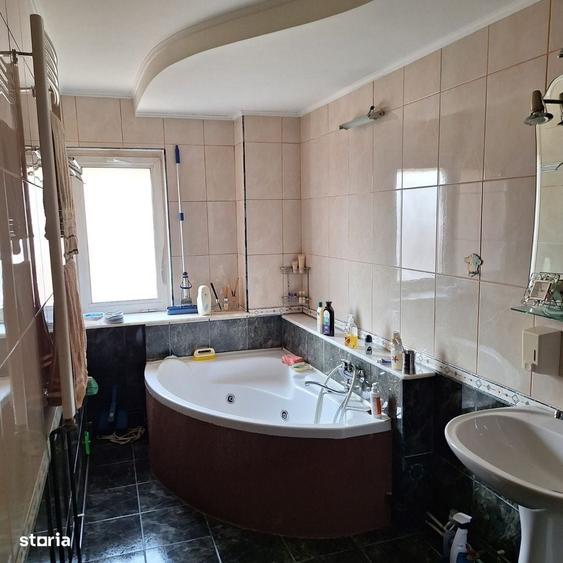 Apartament cu 4 camere decomandat în Găvana