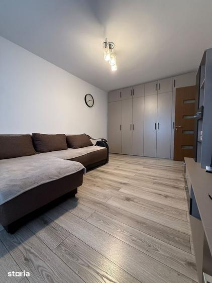 Apartament cu 3 camere decomandat în Craiovița Nouă