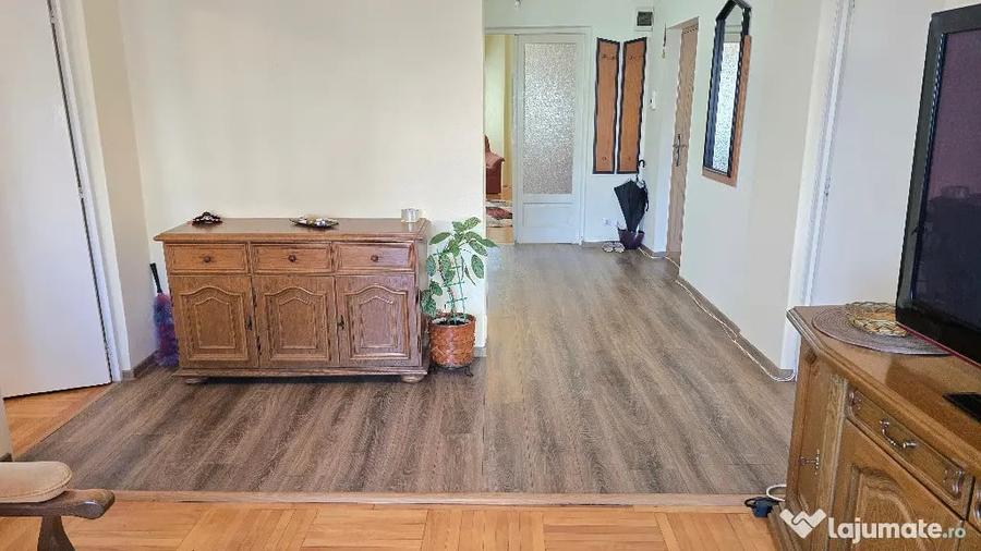 Apartament cu 4 camere decomandat în Decebal