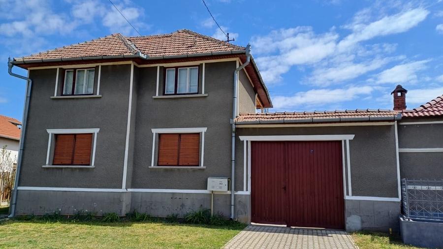 Casă cu 4 camere cu Teren 526 Mp în Vinerea