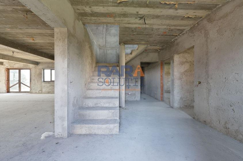 Casă cu 6 camere cu Garaj în Bâra