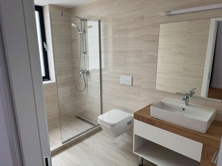 Casă individuală cu 8 camere cu Canalizare în Pipera