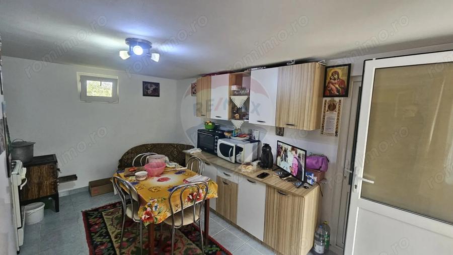 Casă cu Teren 1043 Mp în Dochia