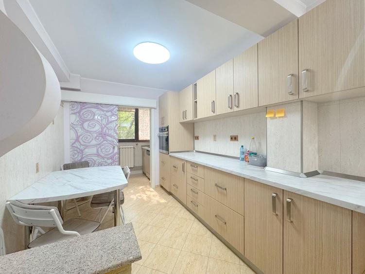 Apartament cu 3 camere decomandat, mobilat în Soarelui