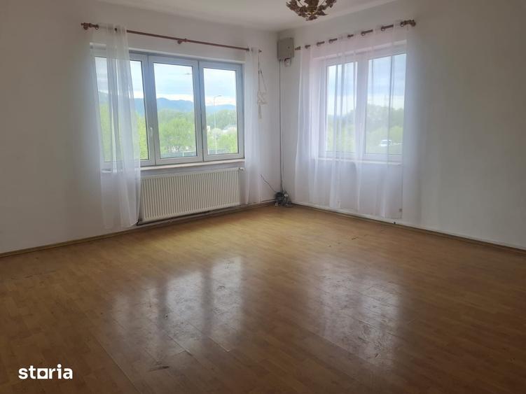 Spațiu comercial, de 110 mp, în Tractorul