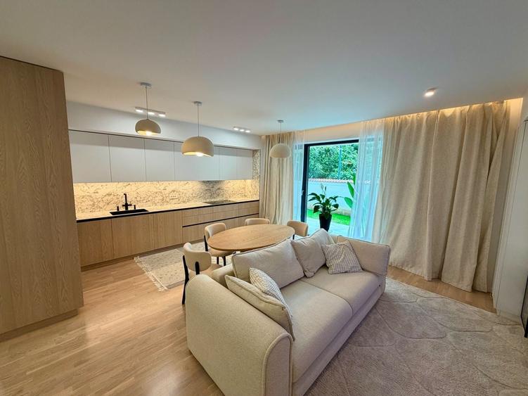 Apartament cu 4 camere decomandat, mobilat în Iancu Nicolae