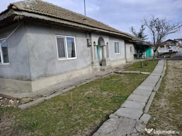 Casă cu 4 camere în Bordușani