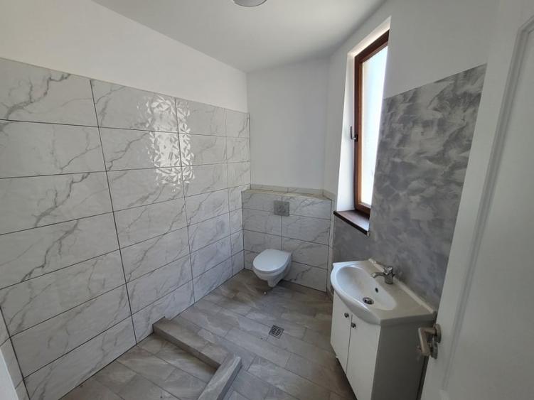 Apartament cu 5 camere decomandat în Armeneasca