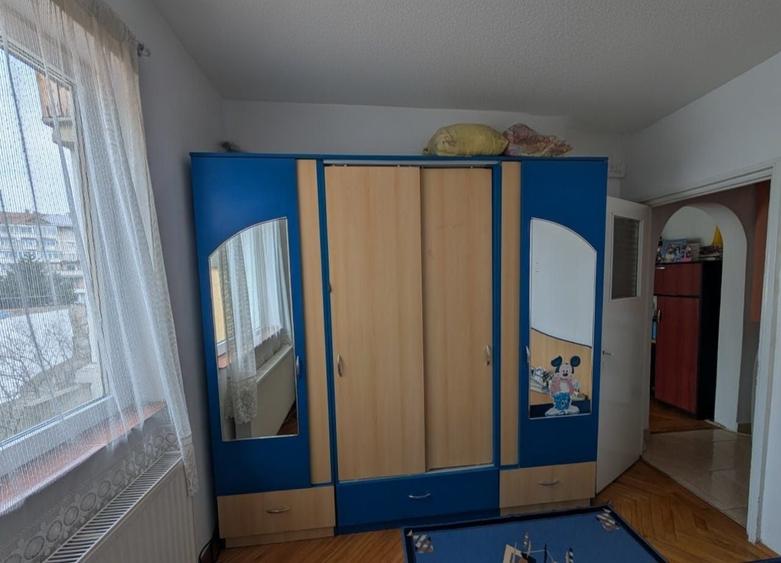 Apartament cu 3 camere semidecomandat în Ciritei