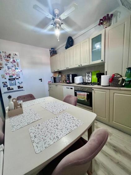 Apartament cu 3 camere semidecomandat în Florești