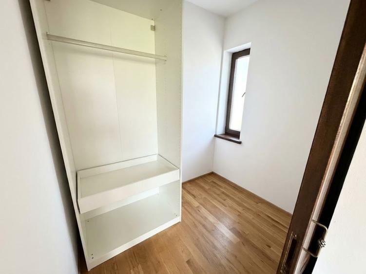Casă individuală cu 6 camere cu Canalizare în Central