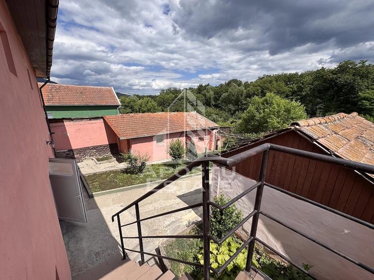 Casă cu 8 camere cu Teren 700 Mp în Sălașu de Jos