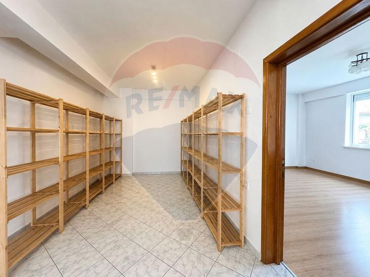 Casă cu 6 camere cu Teren 180 Mp în Giulești