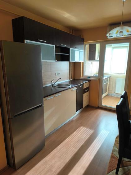 Apartament cu 3 camere decomandat în Frații Golești