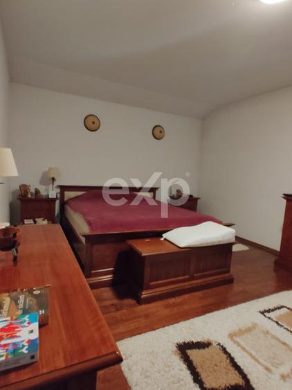 Casă individuală cu 9 camere cu Canalizare în Breazu