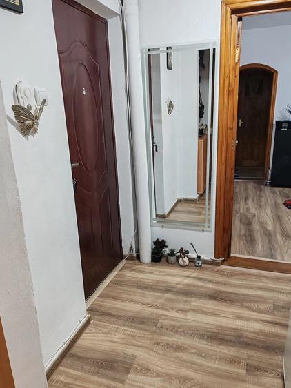 Apartament cu 3 camere semidecomandat în Micro 6