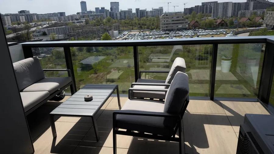Apartament cu 3 camere semidecomandat, mobilat în Pipera