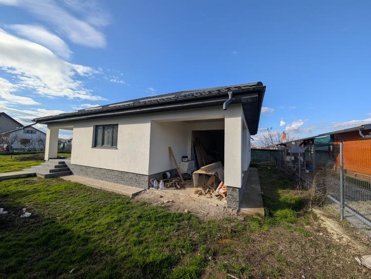 Casă individuală cu 3 camere cu Canalizare în Calea Moldovei
