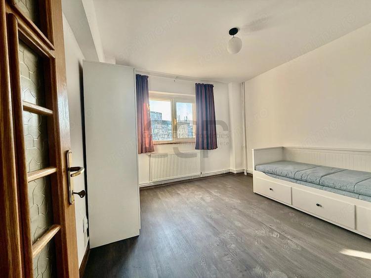 Apartament cu 4 camere semidecomandat în Tineretului