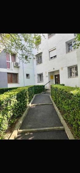 Apartament cu 3 camere semidecomandat în Titan