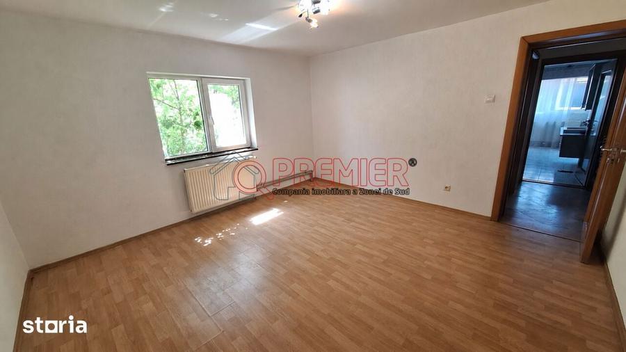 Casă cu 6 camere cu Teren 30 Mp în Apărătorii Patriei
