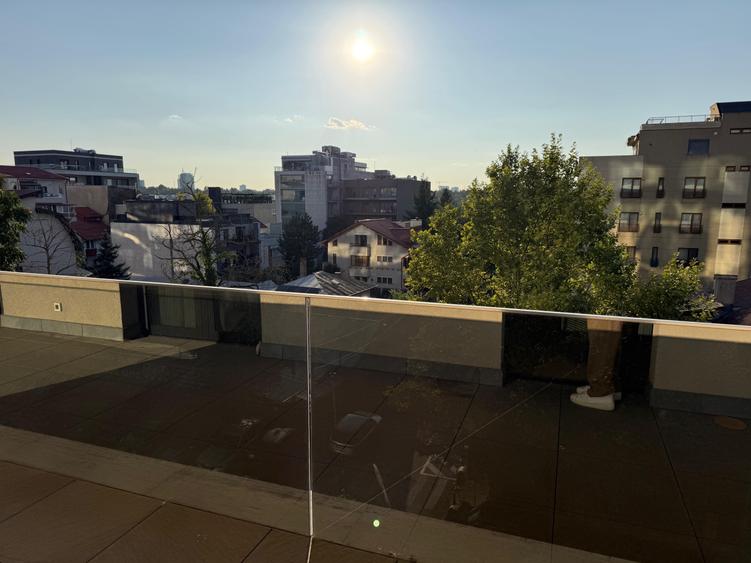 Apartament cu 3 camere semidecomandat în Floreasca