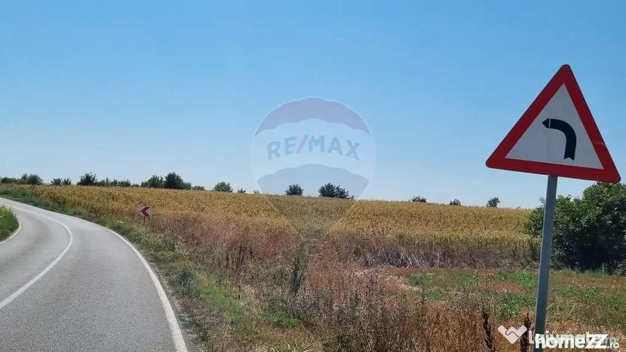 Teren de 16083 mp, în Est