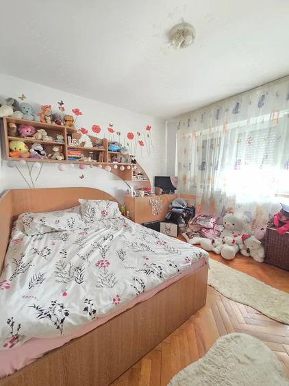 Apartament cu 4 camere decomandat în Lacu Sărat