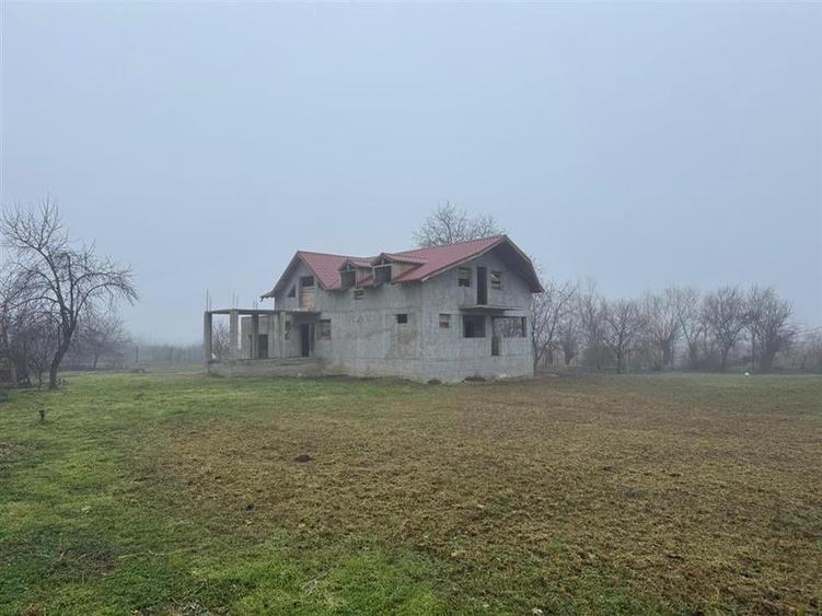 Casă individuală cu 4 camere cu Teren 2000 Mp în Rădulești