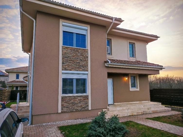 Casă individuală cu 5 camere cu Canalizare în Crevedia