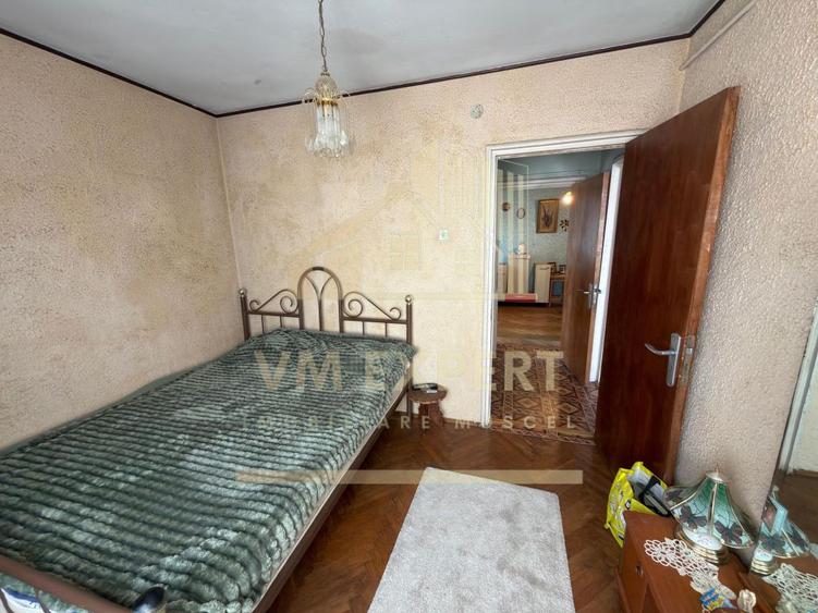 Apartament cu 3 camere semidecomandat în Central
