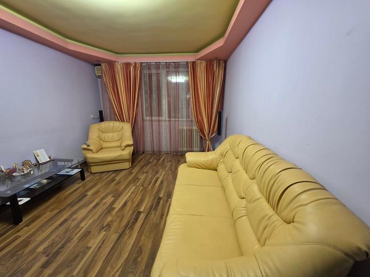 Apartament cu 3 camere semidecomandat, mobilat în Titan