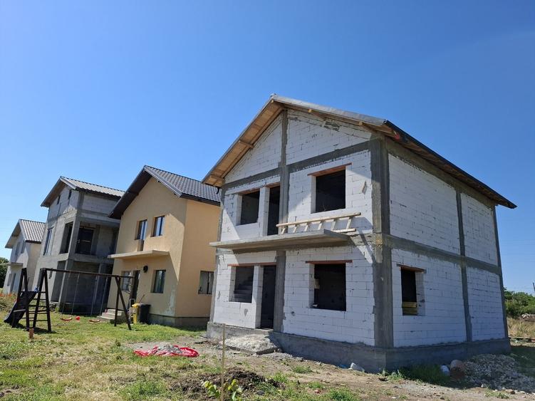 Casă individuală cu 5 camere cu Canalizare în Palas