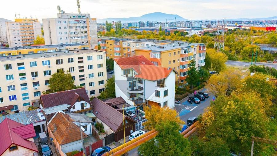 Casă individuală cu 8 camere cu Teren 179 Mp în Craiter
